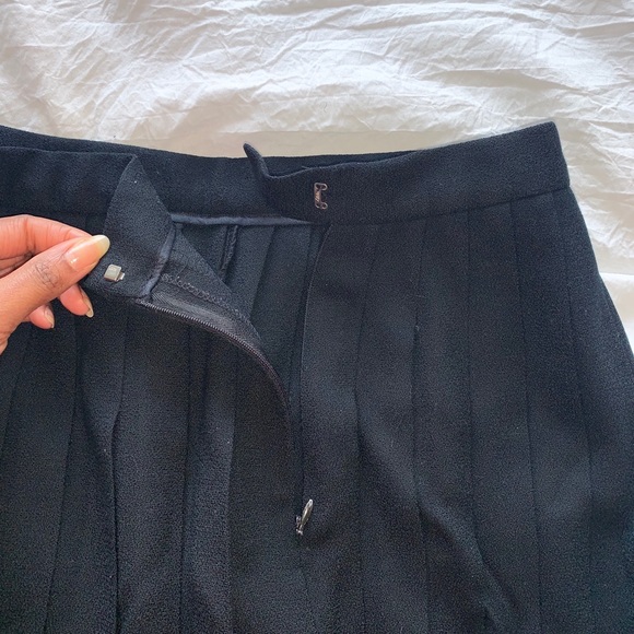 Gianni Black pleated skirt - Picture 2 of 6